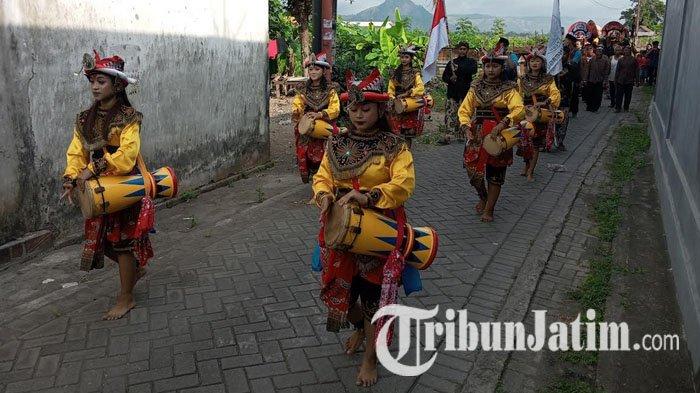 Iring-iringan reog kendang dan barongan membawa nasi berkat dari makam Mbah Mbalong dan Ki Bagus Tulus Sobontoro, Tulungagung, Sabtu (1/6/2024).