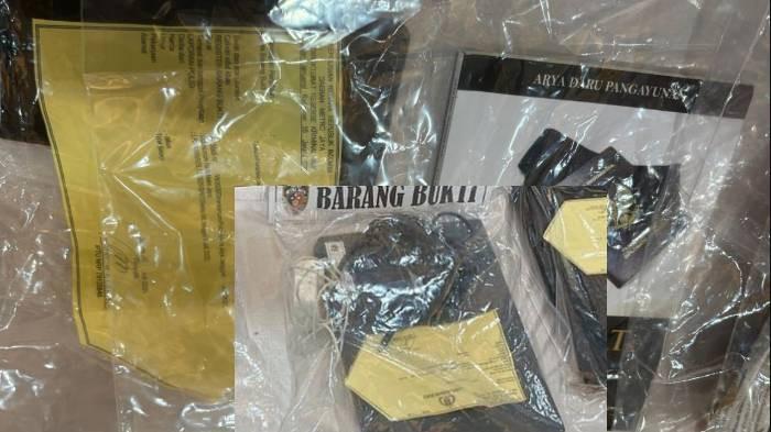 BARANG BUKTI - Pihak kepolisian mengungkap isi tas milik diplomat Kementerian Luar Negeri (Kemenlu) Arya Dayu Pangayunan (ADP) yang ditemukan satu hari setelah ia tewas di Gedung Kemenlu.Tas tersebut berisi berbagai barang pribadi, mulai dari laptop hingga obat-obatan.
