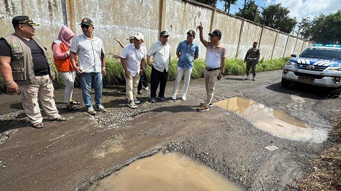 JALAN RUSAK - Bupati Sidoarjo, Subandi saat melihat langsung kondisi jalan di Desa Sebani, Kecamatan Tarik, Sidoarjo, yang rusak parah, Minggu (25/5/2025). Tahun depan jalan ini bakal dibeton oleh Pemkab Sidoarjo.