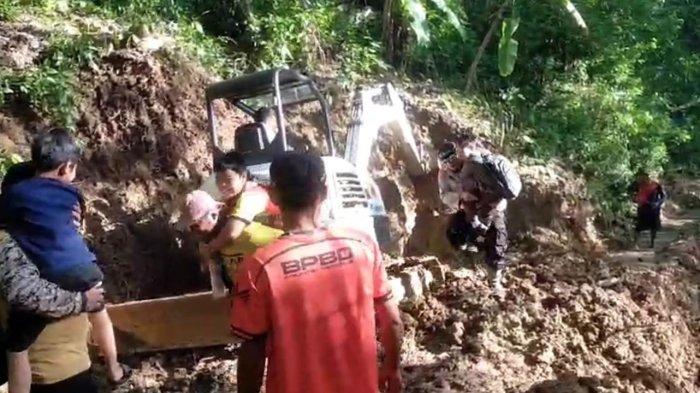 Jalan Desa Dusun Sumbermadu, Desa Pucanganak, Kecamatan Tugu, Kabupaten Trenggalek Tertutup Material Longsor, Kamis (19/12/2024)