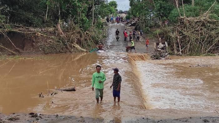 Kondisi jalan penghubung dua dusun di Desa Sambigede, Kecamatan Binangun, Kabupaten Blitar, masih terendam banjir, Minggu (1/12/2024).