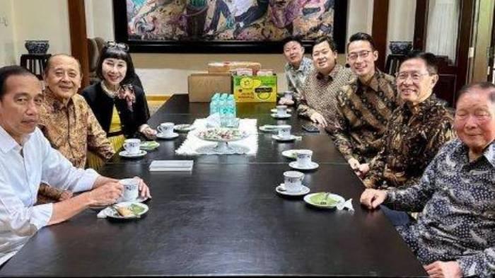 James Riady, konglomerat Lippo Group dan keluarga mengunjungi rumah Presiden ke-7 Joko Widodo di Kota Solo, Jawa Tengah, Kamis (12/12/2024).