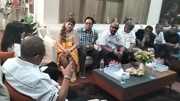 PERTEMUAN - Pengusaha dan pemilik perusahaan CV Sentosa Seal, Jan Hwa Diana, saat menggelar pertemuan dengan Wakil Wali Kota Surabaya, Armuji atau Cak Ji di rumah dinasnya, Senin (14/4/2025). Diana mengaku akan mencabut laporannya kepada Armuji ke Polda Jatim atas dugaan pencemaran nama baik.