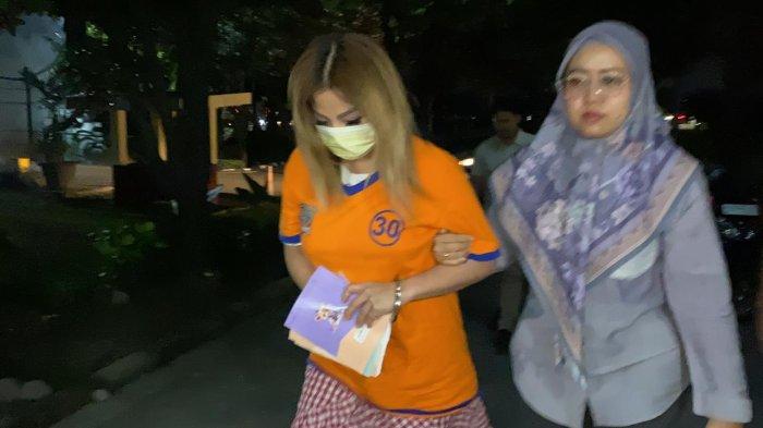 TERSANGKA TAHAN IJAZAH - Jan Hwa Diana pemilik CV Sentoso Seal akhirnya resmi jadi tersangka atas kasus dugaan penggelapan ijazah karyawan, setelah menjalani penyidikan pada Kamis (22/5/2025) malam.