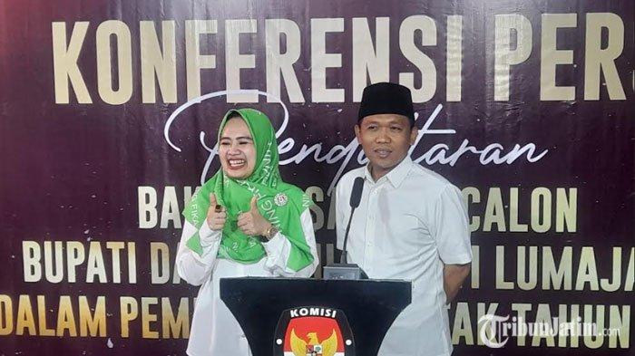 Pasangan bakal pasangan calon bupati dan wakil bupati Lumajang, Thoriqul Haq dan Lucita Izza Rafika, dalam artikel berjudul 'Janji Cak Thoriq-Ning Fika Jika Menang Pilkada Lumajang: Tunjangan Guru Honorer Naik Setiap Tahun'