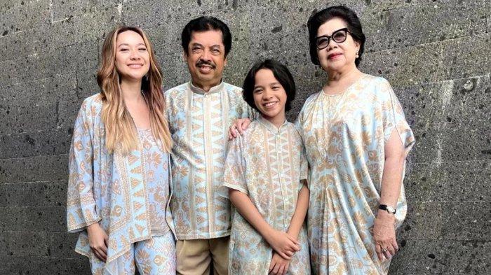 Jarang disorot, Emmy Muchlis ayah Bunga Citra Lestari mendadak menyita perhatian netizen berkat wajahnya yang dinilai awet muda meski bakal memasuki usia 80 tahun.
