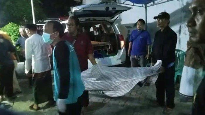 Jasad Tegar Dwi Prasetya, pesepak bola u-13 Bojonegoro yang tersambar petir saat tiba di rumah duka, Minggu (5/11/2023) malam.