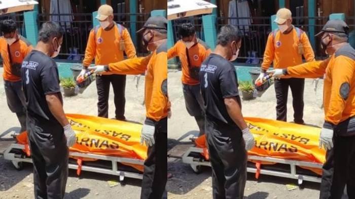 Tim Polsek Baturetno mengevakuasi jasad pria berinisial Iyan Budi Kusumo (34) yang ditemukan tewas di dalam kamar kosnya di Dusun Pathuk Kidul, Desa Baturetno, Kecamatan Baturetno, Kabupaten Wonogiri, Jawa Tengah Rabu (9/10/2024).