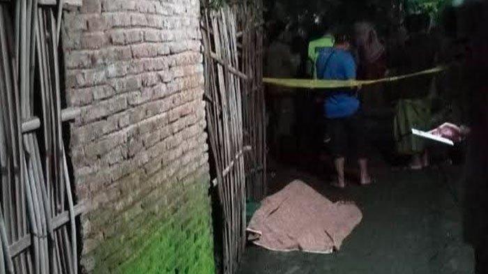 Jasad pria tergeletak di pinggir musala Desa Plampang, Kecamatan Paiton, Kabupaten Probolinggo, gegerkan warga, Kamis (23/1/2025) malam.