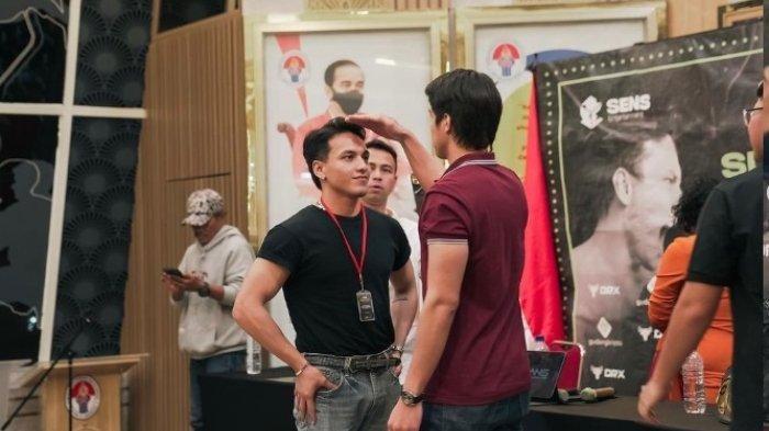 Jefri Nichol dengan El Rumi berhadapan jelang pertandingan tinju