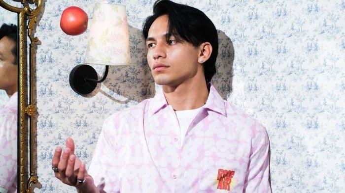 Jefri Nichol merupakan salah satu aktor tampan yang dikenal dengan imej bad boy.