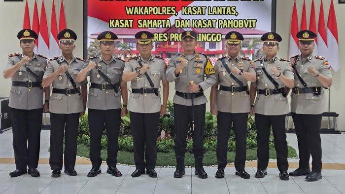 Para pejabat utama di lingkungan Polres Probolinggo setelah melaksanakan upacara Sertijab, Jum'at (23/8/2024).