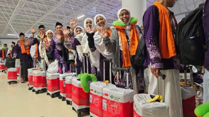Rombongan kloter SUB 01 saat tiba di Bandara Jeddah. Mereka ini yang pertama akan pulang ke Tanah Air.