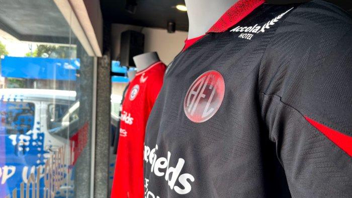 Jersey third Arema FC yang baru saja diluncurkan bakal dipakai oleh punggawa Singo Edan saat menghadapi Persija Jakarta pada Sabtu (26/10/2024).