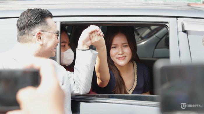 Terpidana kasus pembunuhan berencana 'kopi sianida', Jessica Kumala Wongso keluar dari Lembaga Pemasyarakatan (Lapas) Perempuan Kelas II A Pondok Bambu, Jakarta, Minggu (18/8/2024). Direktorat Jenderal Pemasyarakatan (Ditjen PAS) Kementerian Hukum dan Hak Asasi Manusia (Kemenkumham) RI menyatakan bahwa terpidana kasus pembunuhan Wayan Mirna Salihin, Jessica Kumala Wongso bebas bersyarat terhitung mulai Minggu, 18 Agustus 2024.