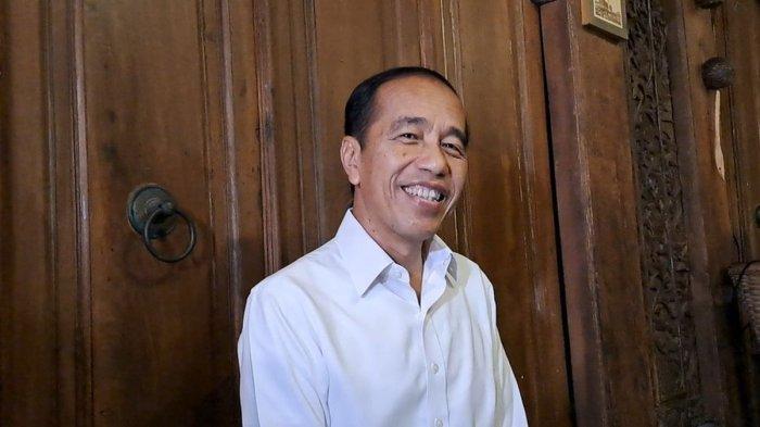 POLEMIK IJAZAH JOKOWI - Isu keaslian ijazah Presiden ke-7 Republik Indonesia, Jokowi Widodo (Jokowi) kembali menjadi sorotan. Ia terancam tanggung utang negara Rp 7000 triliun jika kalah dari gugatan gabungan pengacara yang tergabung dalam kelompok Tolak Ijazah Palsu Usaha Gakpunya Malu (TIPU UGM).