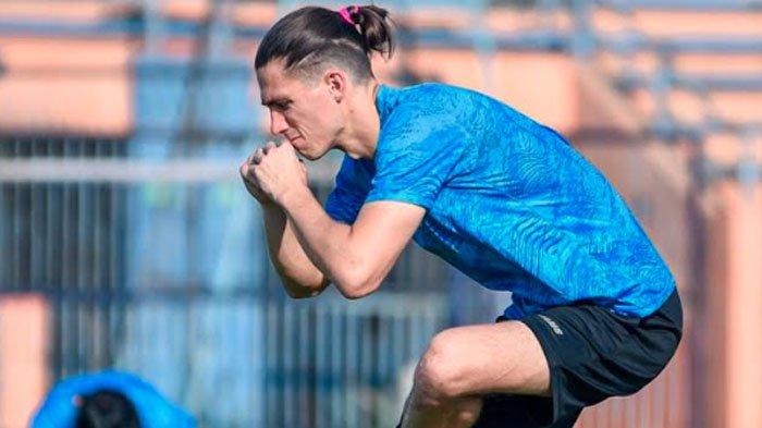Jonathan Campbell saat menjalani latihan bersama Persela.