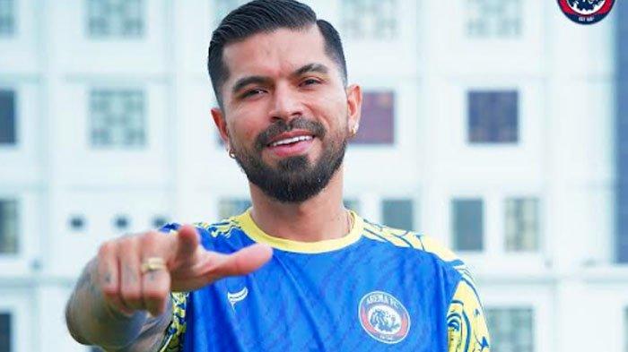 LATIHAN - Julian Guevara saat menjalani latihan bersama tim Arema FC di Lapangan Universitas Brawijaya Malang pada Senin (16/6/2025). Julian baru saja pamit pulang ke negaranya Kolombia untuk mengurusi kursus kepelatihan lisensi A dan B.