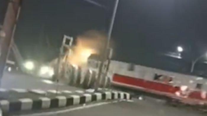 Tangkapan layar video kecelakaan kereta Api (KA) Brantas tabrak truk trailer di perlintasan Jalan Madukoro Raya, Semarang, Jawa Tengah pada Selasa (18/7/2023) malam.