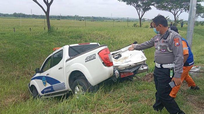 KECELAKAAN DI NGAWI - Bus tabrak mobil patroli Dishub Ngawi di Jalan Tol Solo-Ngawi KM 572, masuk Desa Gemarang, Kecamatan, Paron, Kabupaten Ngawi, Senin (3/2/2025). Akibat kecelakaan ini, mobil masuk ke parit, dan bus mengalami kerusakan.