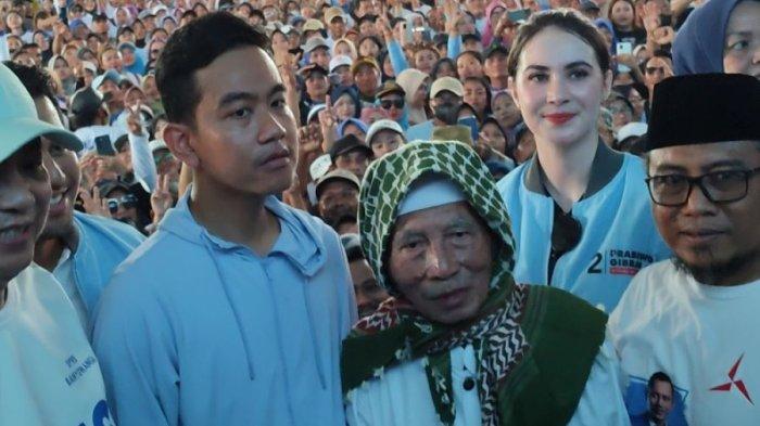 KH Suyuti Toha saat mendampingi cawapres Gibran Rakabuming Raka di Banyuwangi.
