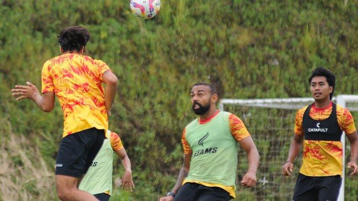JAGA KEOMPAKAN - Pemain Arema FC saat menjalani latihan di lapangan Wonoayu Wajak Kabupaten Malang pada beberapa hari yang lalu. Latihan ini sebagai bentuk persiapan Arema FC menghadapi PSM Makassar yang berlangsung pada Senin (10/2/2025).