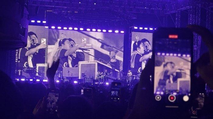LARUT - The Script gelar konser di Surabaya dalam rangka The Script - Satellites World Tour 2025 yang digelar di Jatim Expo Surabaya, Minggu (16/2/2025). Pada konser tersebut, sang vokalis nyanyi bareng penonton yang tengah curhat diselingkuhi mantan ke kekasihnya.