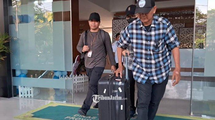 KPK melakukan penggeledahan di Kantor Dinas Peternakan Provinsi Jawa Timur, Rabu (16/10/2024).