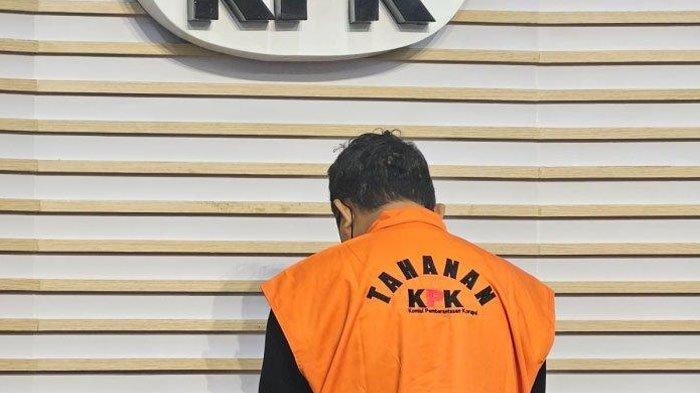 Pihak Komisi Pemberantasan Korupsi (KPK) mengumumkan penahanan terhadap Bupati Sidoarjo Ahmad Muhdlor Ali alias Gus Muhdlor karena kasus dugaan korupsi pemotongan dan penerimaan uang aparatur sipil negara (ASN) di Badan Pelayanan Pajak Daerah (BPPD) Kabupaten Sidoarjo; di Gedung KPK, Jakarta, Selasa (7/5/2024).
