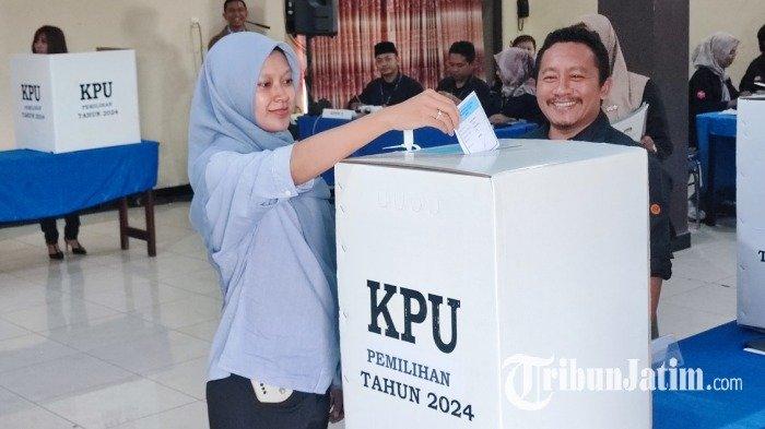 KPU Kabupaten Trenggalek melakukan simulasi Pemungutan dan Penghitungan Suara untuk Pilkada serentak 2024 di Hotel Hayam Wuruk, Jalan Soekarno Hatta, Kecamatan/Kabupaten Trenggalek, Sabtu (16/11/2024).