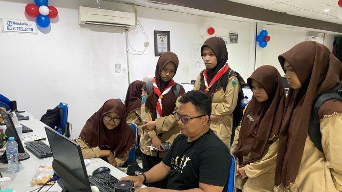 KUNJUNGAN - Rombongan siswi MAN 1 Lamongan, Jawa Timur berkunjung ke kantor redaksi Tribun Jatim Network pada Jumat (14/2/2025). Mereka belajar menulis berita.