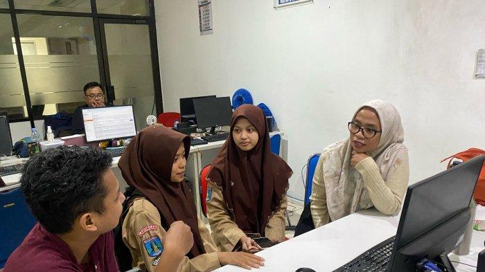KUNJUNGAN - Rombongan siswi MAN 1 Lamongan, Jawa Timur berkunjung ke kantor redaksi Tribun Jatim Network pada Jumat (14/2/2025). Mereka belajar menulis berita.