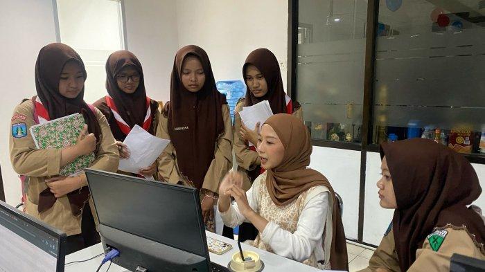 KUNJUNGAN - Rombongan siswi MAN 1 Lamongan, Jawa Timur berkunjung ke kantor redaksi Tribun Jatim Network pada Jumat (14/2/2025). Mereka belajar menulis berita.