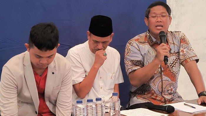 KADES KOHOD SAKIT - Kades Kohod, kecamatan Pakuhaji, Kabupaten Tangerang, Banten, Arsin (tengah) mengaku sedang sakit, Jumat (14/2/2025). Arsin membantah dirinya kabur ke luar negeri. Sempat menghilang setelah kasus pagar laut mencuat.