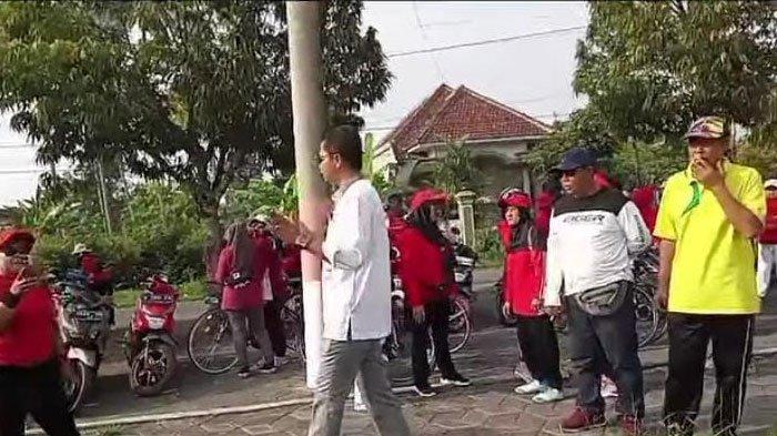 Pilkada Jember 2024: Kades Semboro Antoni (baju putih) bubarkan senam relawan pendukung Cabup Jember Hendy