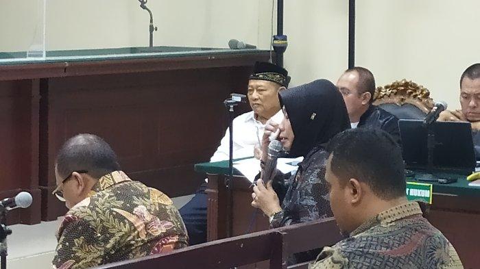Kepala Dinas (Kadis) Kabupaten Sidoarjo dr. Fenny Apridawati (55) menangis saat memberikan kesaksiannya mengenai sosok mantan Bupati Sidoarjo dua periode Saiful Ilah (74) terdakwa dugaan kasus gratifikasi sebesar Rp44 miliar di Ruang Sidang Candra Kantor Pengadilan Tipikor Surabaya, Kamis (14/9/2023) siang.