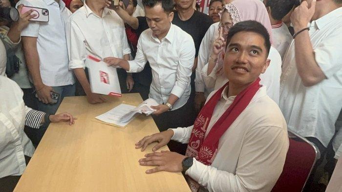 DAFTAR - Kedatangan Kaesang disambut ratusan pendukungnya yang telah menunggu di Jalan Wahid Hasyim depan kantor DPP PSI. Kaesang mendaftarkan diri saat Jokowi merayakan ulang tahun.