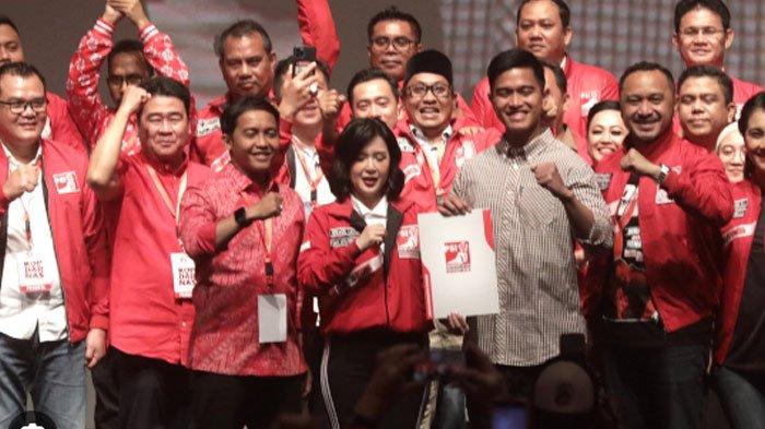 Ketum Partai Solidaritas Indonesia (PSI) Kaesang Pangarep menerima surat keputusan dari Wakil Ketua Dewan Pembina PSI Grace Natalie saat acara Kopdarnas Deklarasi Sikap Politik PSI di Jakarta, Senin (25/9/2023).
