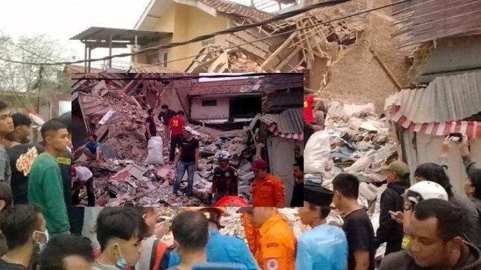 Seorang kakek berusia 58 tahun, sempat terperangkap di dalam rumah tiga lantai yang ambruk di Jalan Sampora, Desa Sukamenak, Kecamatan Margahayu, Kabupaten Bandung pada Selasa (6/8/2024).