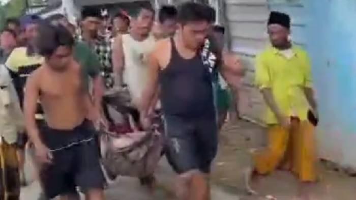 Warga menggotong jenazah santri SK (16), warga Desa Durin Timur, Kecamatan Konang usai ditemukan di pinggir Sungai Dusun Pengarengan, Desa/Kecamatan Blega, Rabu (22/1/2025) sekitar pukul 13.05 WIB