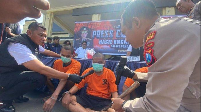 PERAMPOK TEMBAKAU - Kapolres Bondowoso, AKBP Harto Agung Cahyono saat menunjukkan para pelaku dan barang bukti perampokan tembakau dengan nilai ekonomis sekotar Rp 140 juta, pada Rabu (23/4/2025).
