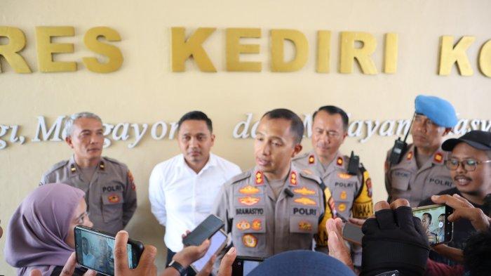 Kapolres Kediri Kota AKBP Bramastyo Priaji sewaktu memberikan penjelasan kepada wartawan di Mapolres Kediri Kota, Senin (26/2/2024).