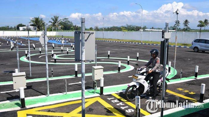 Kapolres Malang, AKBP Putu Kholis Aryana melakukan uji coba saat operasi hari pertama Satuan Penyelenggara Administrasi SIM (Satpas) Prototipe Polres Malang di Dusun Tegaron, Desa Panggungrejo, Kecamatan Kepanjen, Kabupaten Malang, Jawa Timur, Senin (26/2/2024)