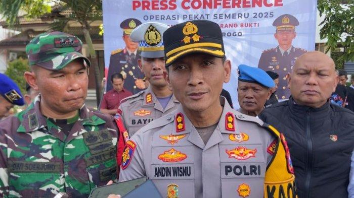 UANG PALSU - Kapolres Ponorogo, AKBP Andin Wisnu Sudibyo (tengah) menerangkan tentang antisipasi uang palsu di halaman Pendopo Pemkab Ponorogo, Jatim, Kamis (20/3/2025). Jelang lebaran, jasa penukaran uang baru di Kabupaten Ponorogo mulai menjamur.