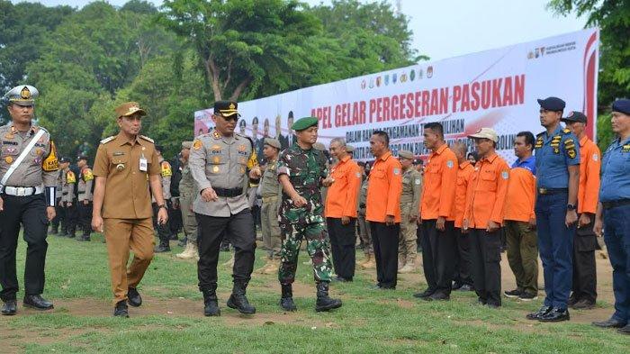 Kapolres Probolinggo Kota AKBP Oki Ahadian dan jajaran Forkopimda Kota Probolinggo saat memimpin apel.
