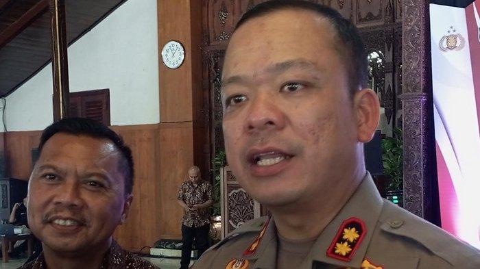 MENEBAR PAKU - Kapolres Tulungagung, AKBP Muhammad Taat Resdi mengakui telah mengamankan sejumlah remaja yang diduga sengaja menebar paku di Jalan Raya Pakel-Bandung, Tulungagung, pada Sabtu (28/6/2025) malam. Aksi ini dilakukan, diduga menyasar massa konvoi perguruan pencak silat, namun masyarakat umum yang jadi korban.