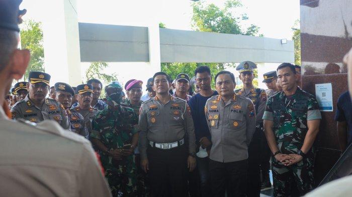Kapolrestabes Surabaya Kombespol Pasma Royce memberikan pengarahan pengalihan arus lalulintas kepada personel di Stadion GBT.