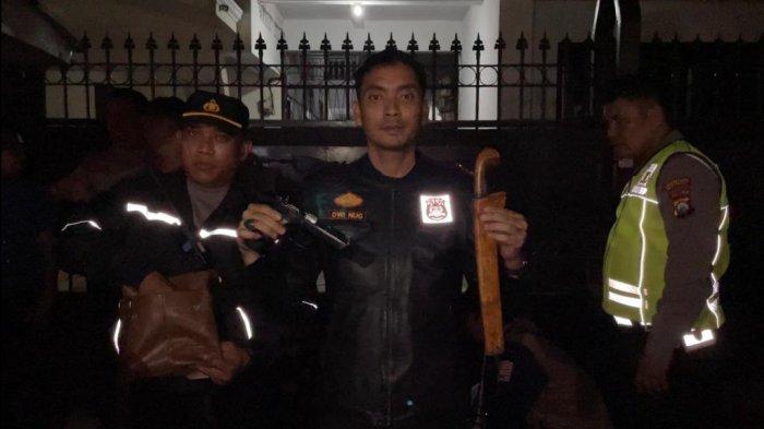 Kapolsek Simokerto, Kompol Dwi Nugroho memperlihatkan senjata air softgun dan parang.