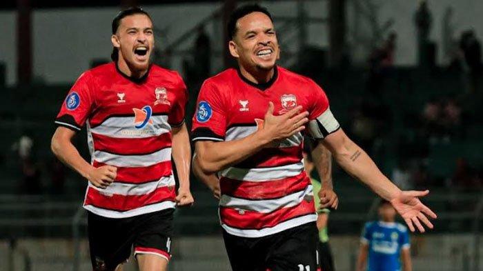 Kapten Madura United, Lulinha melalukan selebrasi setelah menjebol gawang Persib Bandung di Stadion Gelora Bangkalan, 2024.