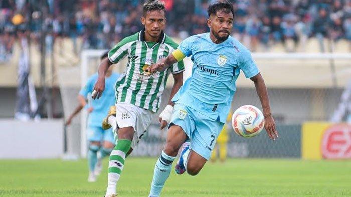 Kapten Persela Lamongan, Zulham Zamrun menguasai bola saat menghadapi Deltras FC pada laga lanjutan Liga 2 2023/2024 Persela vs Deltras FC di Stadion Tuban Sport Center, Selasa (23/1/2024). Laga berakhir imbang 0-0.